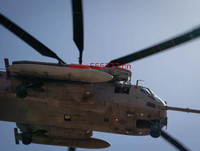 以色列东谈主质搭乘的军用直升机抵达以境内医疗中心上空。图/好意思世界寰球播送电台